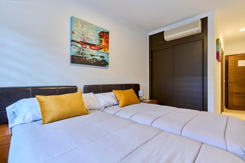 Bed, Photo of the whole room, Bedroom, air conditioner