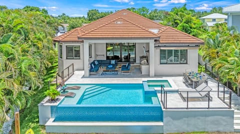 Property building, Patio, Day, Pool view, Swimming pool, sunbed