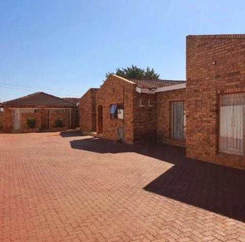 Property building, Day, Neighbourhood, Guests, Street view