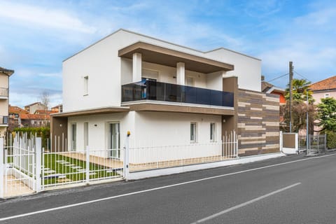 Property building, Balcony/Terrace, Street view