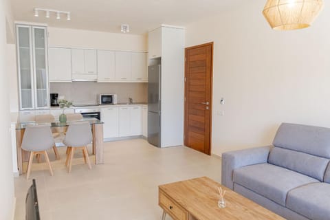 Kitchen or kitchenette, Living room, Seating area, Dining area, stove