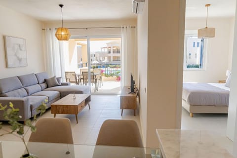 Bed, View (from property/room), Balcony/Terrace, Living room, Seating area, Dining area, Bedroom