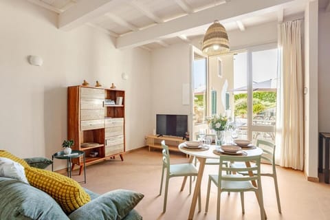 Communal lounge/ TV room, TV and multimedia, Living room, Seating area, Dining area, Evening entertainment