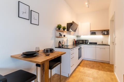 Coffee/tea facilities, Kitchen or kitchenette, Dining area, dishwasher, oven, stove, toaster