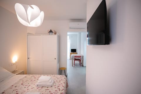 Bed, TV and multimedia, Photo of the whole room, Dining area, Bedroom, furniture, towels, wardrobe, air conditioner