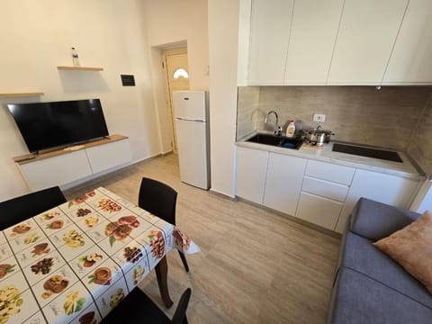 TV and multimedia, Seating area, Dining area, minibar, stove