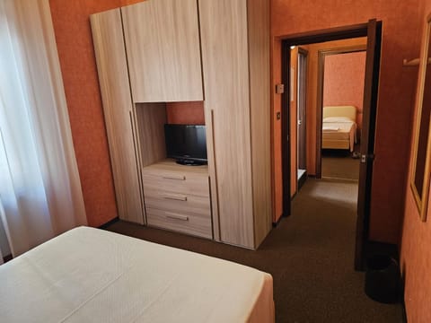 Bed, TV and multimedia, Bedroom, wardrobe