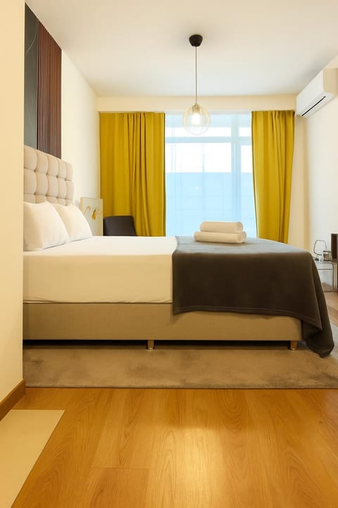 Bed, Living room, Photo of the whole room, Seating area, Bedroom