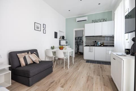 Kitchen or kitchenette, oven
