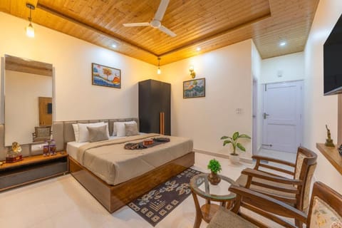 Bed, TV and multimedia, Living room, Photo of the whole room, Seating area, Bedroom, wardrobe, air conditioner