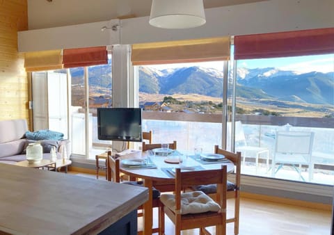 View (from property/room), Balcony/Terrace, Living room, Lounge or bar, Dining area, Landmark view, Mountain view, Meals