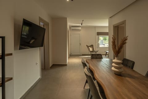 TV and multimedia, Living room, Seating area, air conditioner