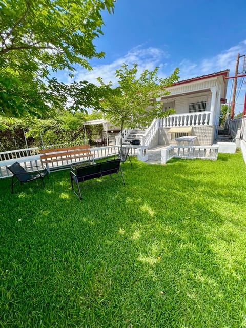 Property building, Day, Natural landscape, Garden, Garden view