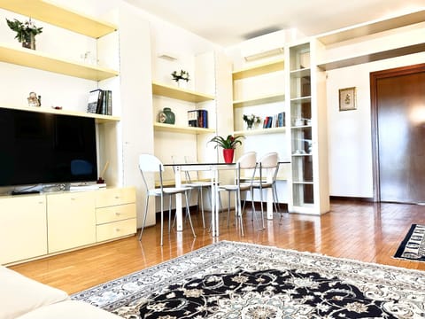 TV and multimedia, Living room, Seating area, Dining area, heating, internet, air conditioner