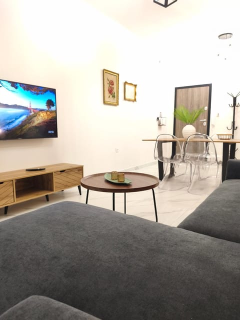 Bed, TV and multimedia, Living room, Photo of the whole room, Seating area, Dining area, Bedroom