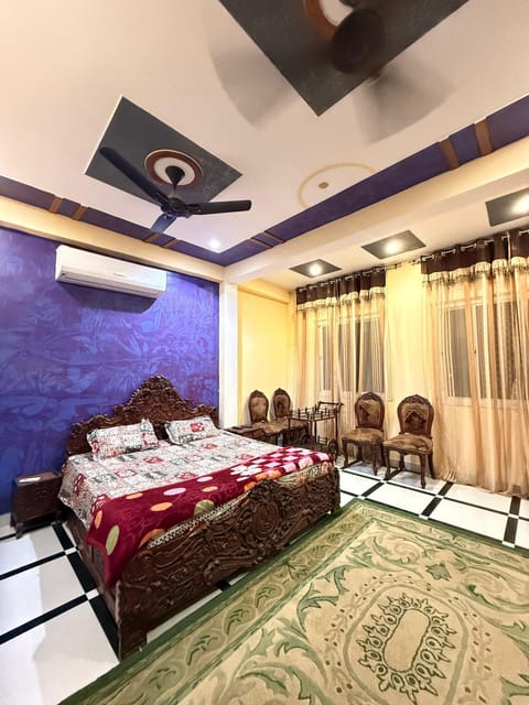 Bed, Photo of the whole room, Seating area, Bedroom, towels