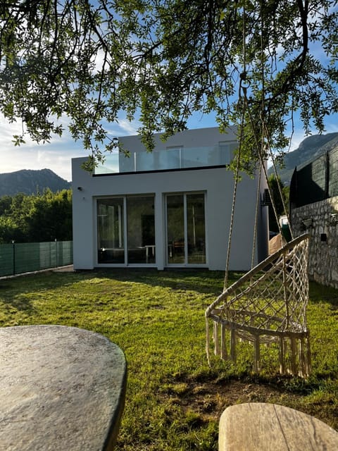 Property building, Day, Natural landscape, Garden, Garden view