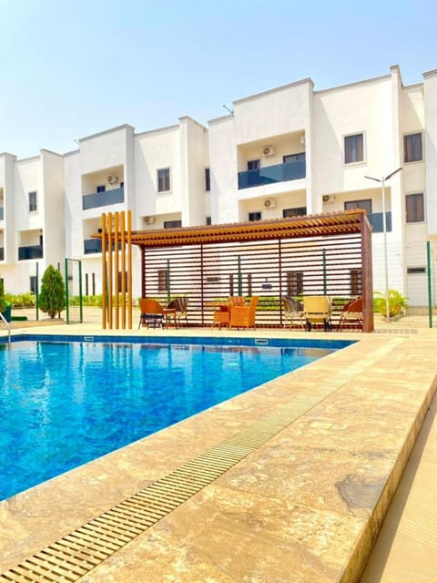 Property building, Day, Pool view, Swimming pool, sunbed
