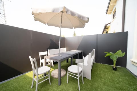 Patio, Day, Dining area