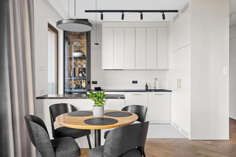 Kitchen or kitchenette, Dining area