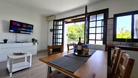 Communal lounge/ TV room, TV and multimedia, Living room, Seating area, Dining area