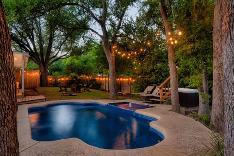 Pool & Hot Tub Luxury Escape Gym & Gameroom House in Round Rock