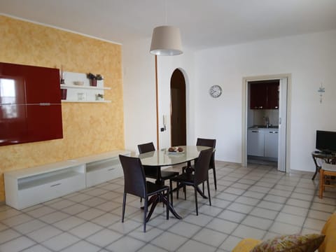 TV and multimedia, Living room, Seating area, Dining area