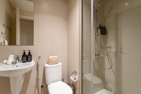 Shower, Toilet, Bathroom, towels