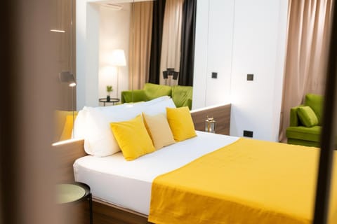 Bed, Living room, Photo of the whole room, Seating area, Bedroom