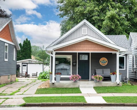 Parkside Pet Friendly Bungalow Villa in Winona