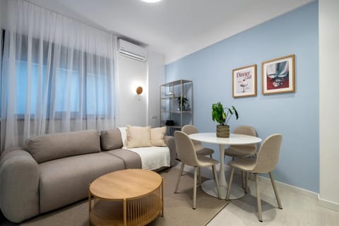 Kitchen or kitchenette, Living room, Seating area, Dining area, air conditioner