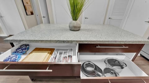 LUX 1B1B with Parking, Pool, Gym, Private Patio near Austin Apartment in Leander