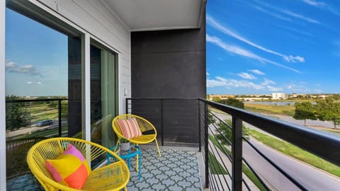 LUX 1B1B with Parking, Pool, Gym, Private Patio near Austin Apartment in Leander