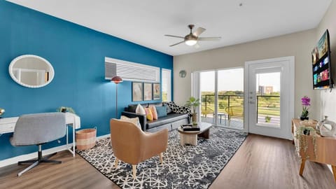 LUX 1B1B with Parking, Pool, Gym, Private Patio near Austin Apartment in Leander