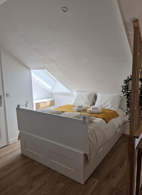 Photo of the whole room, Bedroom, storage