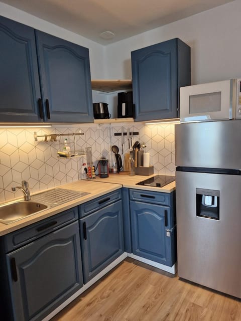 Coffee/tea facilities, Kitchen or kitchenette, oven, stove, toaster