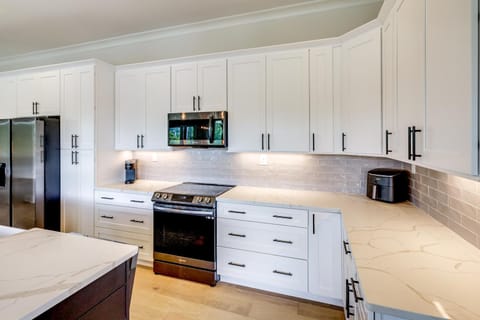 Dock and Views Spacious Lake Sinclair Retreat House in Lake Sinclair