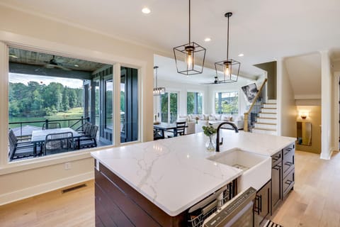 Dock and Views Spacious Lake Sinclair Retreat House in Lake Sinclair