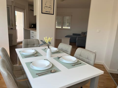 Kitchen or kitchenette, Living room, Seating area, Dining area