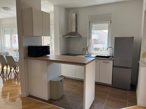 Kitchen or kitchenette, Dining area, stove