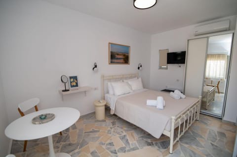 Bed, TV and multimedia, Photo of the whole room, Bedroom, towels