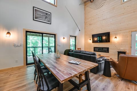 Lake and Boat Launch Access Modern Monticello Home House in Lake Cumberland