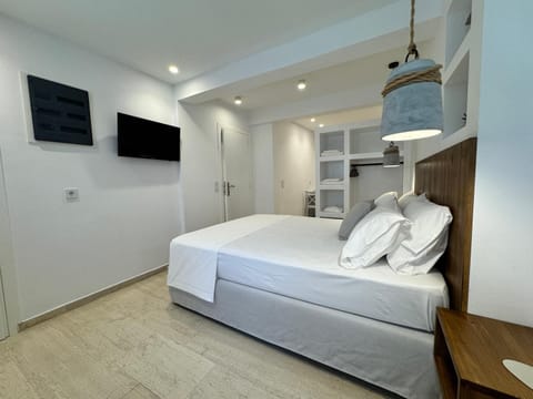 Bed, TV and multimedia, Photo of the whole room, Bedroom