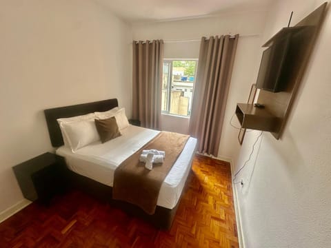 Bed, TV and multimedia, Bedroom