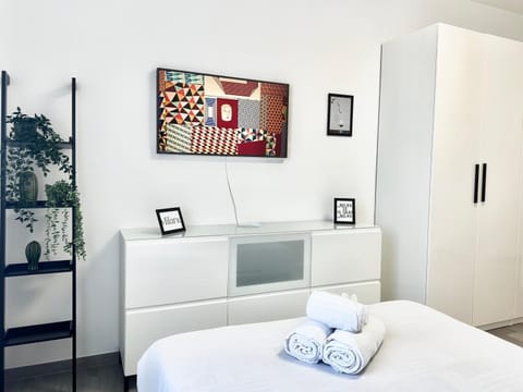 Bed, TV and multimedia, Bedroom, heating, internet, locker, towels, air conditioner