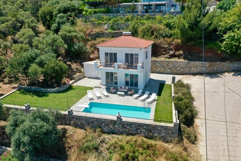 Property building, Swimming pool, sunbed