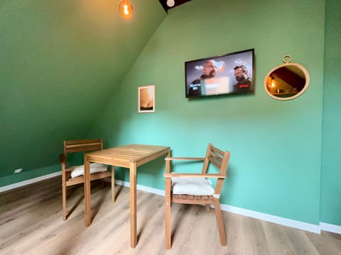 TV and multimedia, Seating area, Dining area