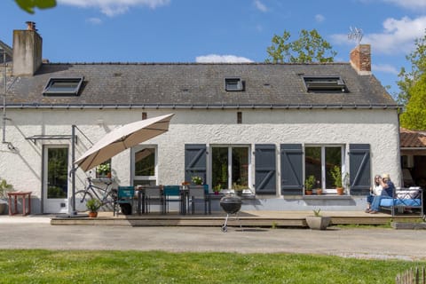 Property building, Patio, Spring, Day, Garden