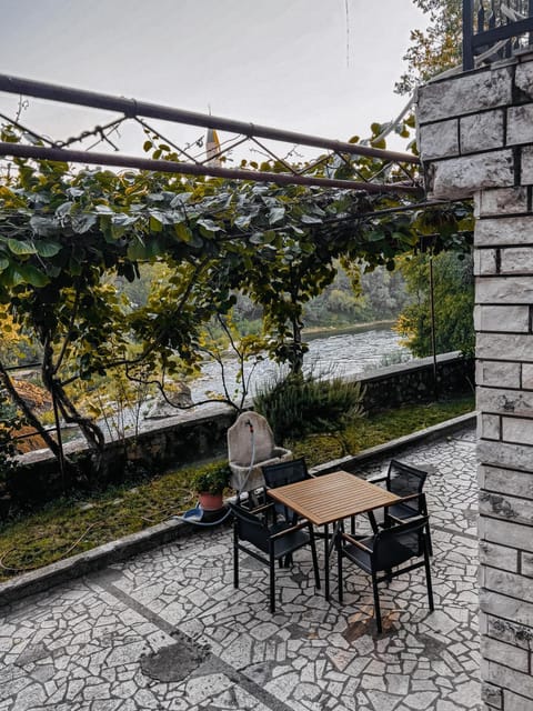 View (from property/room), Balcony/Terrace, Lake view, River view