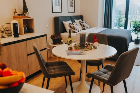Bed, Living room, Photo of the whole room, Seating area, Dining area, Bedroom